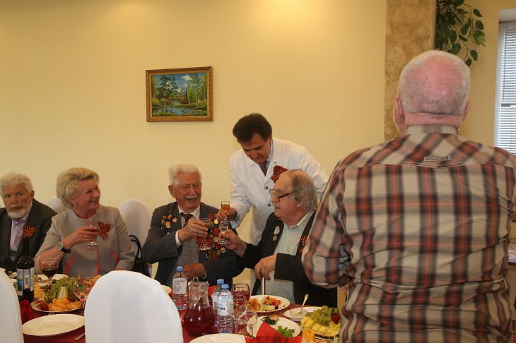 В Онкоцентре поздравили ветеранов Великой Отечественной войны и боевых действий с праздником Победы