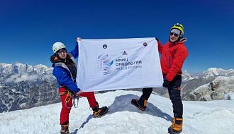 Сотрудники Онкоцентра – Марина Черных и Алексей Калинин покорили горные вершины в Непале: Айленд-пик высотой 6165м и Лобуче-пик высотой 6119м